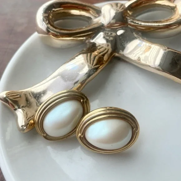 Richelieu Vintage Gold Framed Oval Pearl Earrings - Picture 2 of 6